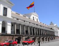 La fachada del Palacio de Carondelet en el Centro Histórico de Quito.