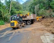Continúan los trabajos de desalojo de material de los deslizamientos en la vía E30 Baños-Puyo.