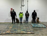 Los policías junto a la sospechosa que fue detenida en el operativo.