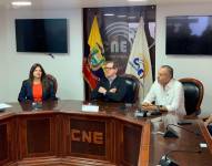 Carlos Rabascall (centro) durante la aceptación de su precandidatura en el CNE