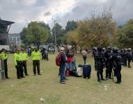 Decenas de policías acudieron al parque El Arbolito para retirar a los jóvenes que p