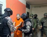 Foto de agentes penitenciario sacando a Alias Boris de la cárcel de Quevedo..