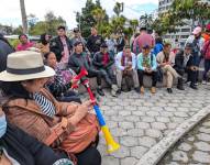 Un grupo de personas reunido en el parque El Arbolito, centro de Quito.