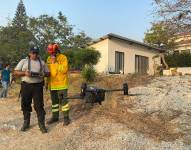 Imagen de un bombero controlando un dron para atender un incendio forestal.