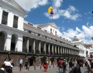 La fachada del Palacio de Carondelet en el Centro Histórico de Quito.
