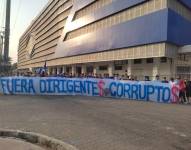 Grupo de hinchas de Emelec protestan contra la actual dirigencia