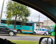 Dos buses, una ambulancia y una moto chocaron en la autopista Gra. Rumiñahui.