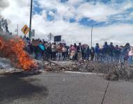 Un grupo de manifestantes encendió llantas en la Panamericana Sur en Cotopaxi.