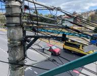 Los cables pegados al poste junto al puente peatonal que conecta a Jardín del Valle y Madrigal.