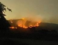 Imagen de un incendio en el cerro Santa Ans de Samborondón.