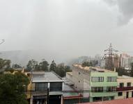 La lluvia y niebla se registran en la zona de Guápulo y la González Suárez de Quito.