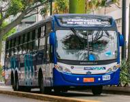 Foto de una unidad de Metrovía recorriendo el centro de Guayaquil.