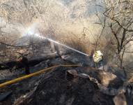 Los bomberos acudieron al sitio del incendio en Pomasqui, norte de Quito.