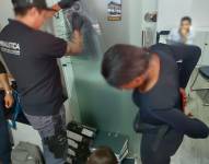 Agentes de la Fiscalía inspeccionan las instalaciones de una empresa comercializadora de combustibles.