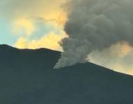 Imagen del incendio en las faldas del Pichincha.