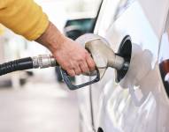 Hombre llenando el tanque de combustible.