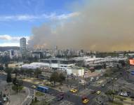 El incendio en Guápulo generó una espesa nube de humo y ceniza que se extiende por varias zonas de Quito.