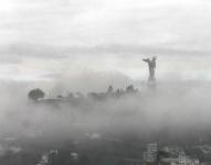 Imagen referencial de niebla e la ciudad de Quito.