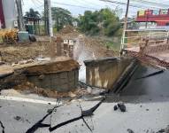 Imagen del socavón en la avenida León Febres Cordero de la parroquia La Aurora en Daule, el domingo 29 de diciembre.