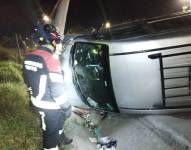 Bomberos atienden la emergencia por un accidente de tránsito.