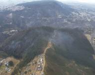 El fuego se reactivó en la parte alta, debido a las fuertes ráfagas de viento.