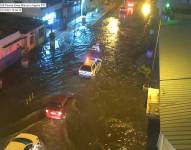 Calle Aguirre, en el oeste de Guayaquil, afectada por la marea alta.