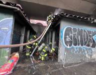 Seis bomberos participaron en el control del incendio.