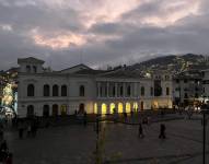 La Plaza del Teatro, en el Centro Histórico de Quito, a obscuras.