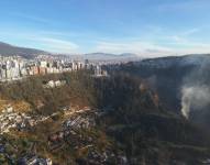 Desde las 06:00 de este miércoles 25 de septiembre los bomberos de Quito usaron drones para determinar puntos calientes.