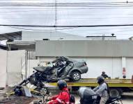 Un carro quedó aplastado tras choque de un tráiler en la avenida Juan Tanca Marengo