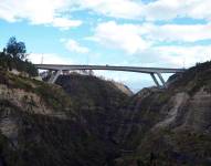 El puente de la Ruta Viva sobre el río Chiche, al oriente de Quito.