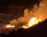 Esta imagen proporcionada por el Servicio Geológico de EE.UU. (USGS) muestra una vista de una nueva erupción dentro de la caldera de la cumbre del Kilauea, Kaluapele.