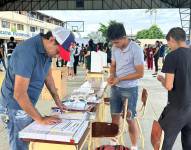 Imagen de miembros de mesa electoral en la votación por la consulta popular en abril del 2024.