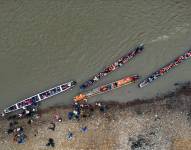 Migrantes se embarcan en canoas para recorrer torrentosos ríos, en su ruta hacia Estados Unidos.