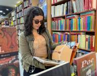 Una lectora en la librería Conde Mosca.