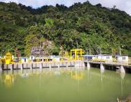 Hidroeléctrica Toachi Pilatón está ubicado en los límites de las provincias de Pichincha, Santo Domingo de los Tsáchilas y Cotopaxi.