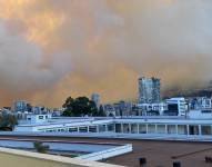 Una nube de humo cubrió ayer al colegio 24 de Mayo, en el norte de Quito.