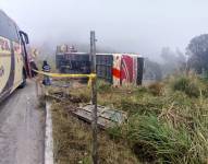 Imagen del bus volcado en el sector de la entrada a Jima, pasando Cumbe, Cuenca.