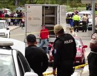 Imagen del carro de Medicina Legal tras un crimen en el norte de Cuenca.