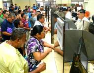 Imagen de personas pagando su impuesto predail en las oficinas de Guayaquil.