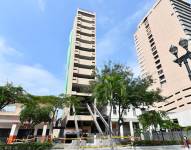 Foto del edificio Fantasía, sostenido con tres vigas, en el centro de Guayaquil. Su demolición comenzó el lunes 26 de agosto.