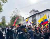 Un plantón a favor de Jan Topic se concentra en los exteriores del TCE.