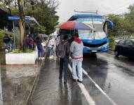 La gente se protegió de la lluvia con chompas abrigadas y paraguas este miércoles 20 de abril en la capital.