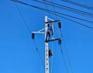 Imagen de CNEL de trabajadores trabajando en un poste de electricidad.