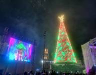 Tradicional árbol de Navidad de centro comercial fue encendido pese a apagones en Guayaquil.