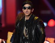 Daddy Yankee es un reconocido cantante puertorriqueño de reguetón, considerado uno de los pioneros del género a nivel mundial. Sus canciones y videos musicales han logrado una gran popularidad, convirtiéndolo en una figura icónica de la música latina.