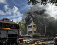 Fotografía divulgada por los Bomberos de Miami donde se ve el humo que sale del incendio