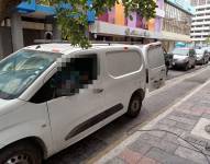 Imagen del vehículo donde dos hombres fallecieron en las calles Junín y Córdova.