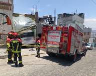 Al fondo se ve cómo el carro se estrelló contra una vivienda.