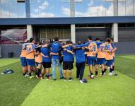 Jugadores del deportivo Quito reunidos antes de empezar su entrenamiento